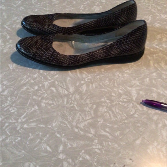 Caligarius Bill Pinner grayish snake print flats. - Picture 3 of 4